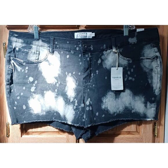 TORRID/JACK DAVID Women's Plus Size Tie-Dye distressed Black & White Shorts - Picture 8 of 14